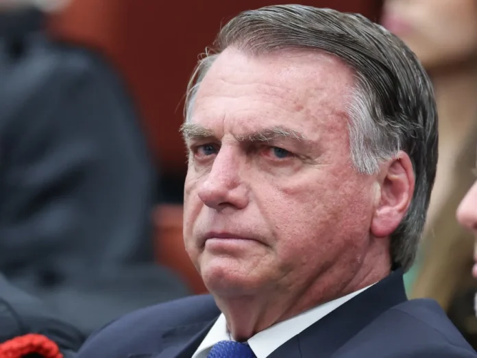 Bolsonaro lidera pesquisa com vantagem contra Lula e Haddad
