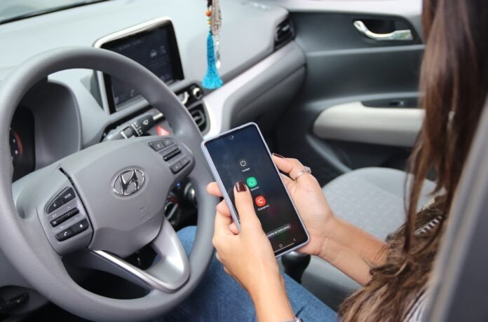 Multas por uso de celular ao dirigir crescem 24% no DF em 2025