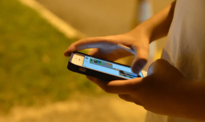 180515_-_jovem_celular_0826-1.png