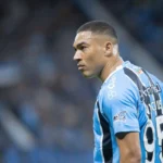 Artilheiro do Brasil pelo Grêmio, Carlos Vinícius revela clubes que tentaram a sua contratação