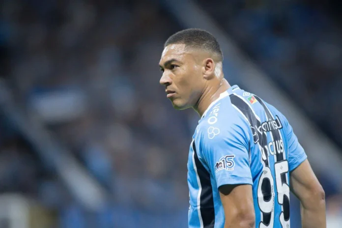 Artilheiro do Brasil pelo Grêmio, Carlos Vinícius revela clubes que tentaram a sua contratação