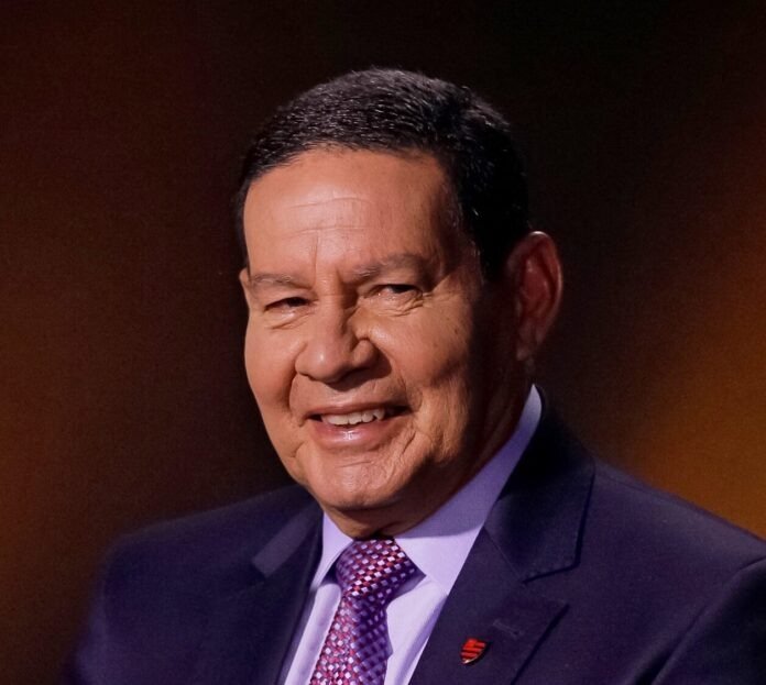 Após inúmeros apelos, Mourão encontra Messias e reafirma seu voto contrário
