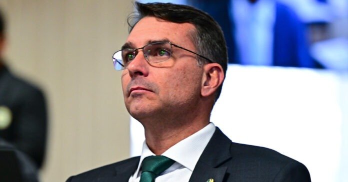 1780116954_54823551364-484df65e4c-o-1200x630.jpg Governo e PT articulam resposta pública contra Flávio Bolsonaro sobre milícias