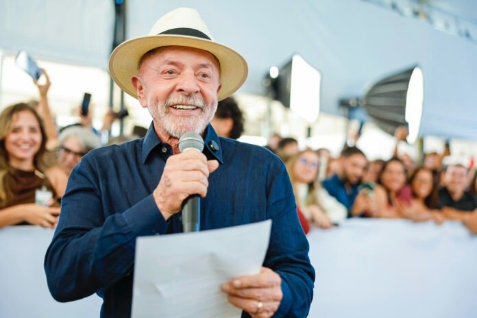 Lula anuncia estar curado de câncer de pele após radioterapia