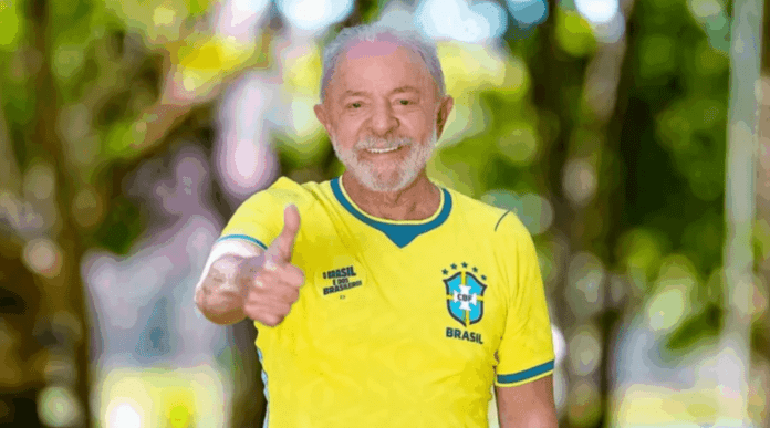 Lula publica fotos com camisa da seleção brasileira antes da Copa