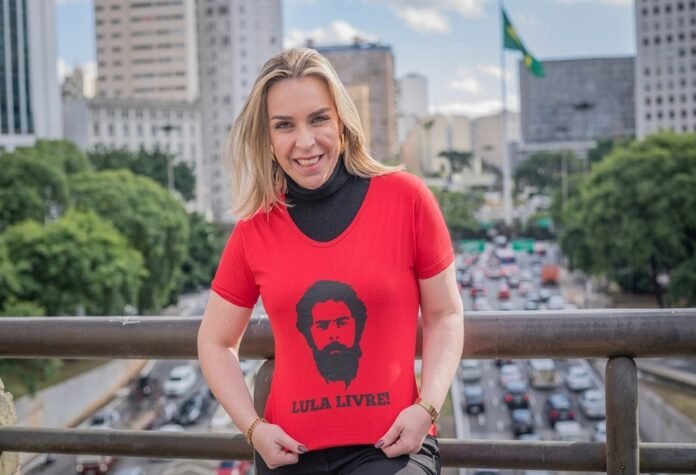 1792425821_Roberta-Luchsinger-com-a-camiseta-de-Lula.jpg