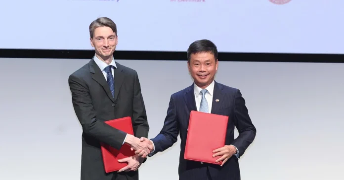 1793146451761_giao-su-joachim-mathiesen-vien-truong-vien-niels-bohr-thuoc-dai-hoc-copenhagen-va-ong.webp
