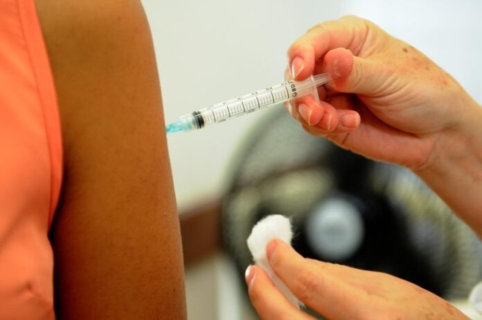 9.4.-Campanha-de-vacinacao-contra-influenza.-Foto-Pedro-Ventura-Agencia-Brasilia-scaled.jpg