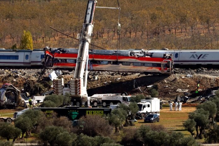 AFP__20261030__D4WZ6L9__v1__MidRes__SpainTrainAccidentTransport.jpg Espanha intensifica identificação de vítimas de colisão que matou ao menos 69