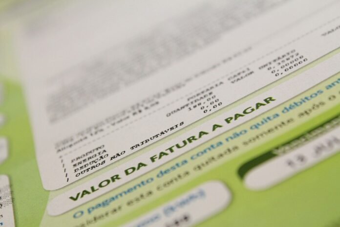 Fatura-de-energia-conta-de-luz-Foto-Marcus-Santos-USP-Imagens-CC-15-1320x880.jpg