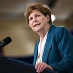 Senadora democrata acusa Trump de usar governo para proteger Flávio Bolsonaro