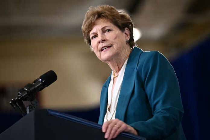 Senadora democrata acusa Trump de usar governo para proteger Flávio Bolsonaro
