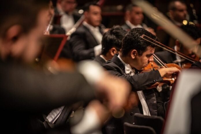 Orquestra-Filarmonica-de-Goias_Rafaella-Pessoa-e-Silvio-Simoes-1536x1025-1-1024x683.jpeg