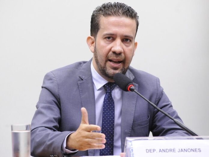 andre-janones-foi-o-terceiro-deputado-federal-mais-votado-de-minas-gerais-em-2018-e-apoia-lula-na-at.jpeg