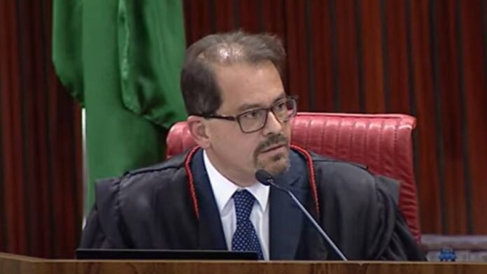 ministro-floriano-de-azevedo-marques-foi-o-terceiro-a-votar-no-julgamento-da-acao-contra-jair-bolson.jpeg