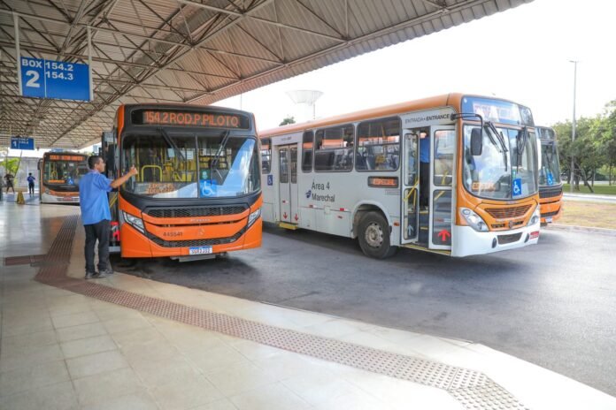 Marechal retoma circulação de 90 ônibus no DF após pagar dívida